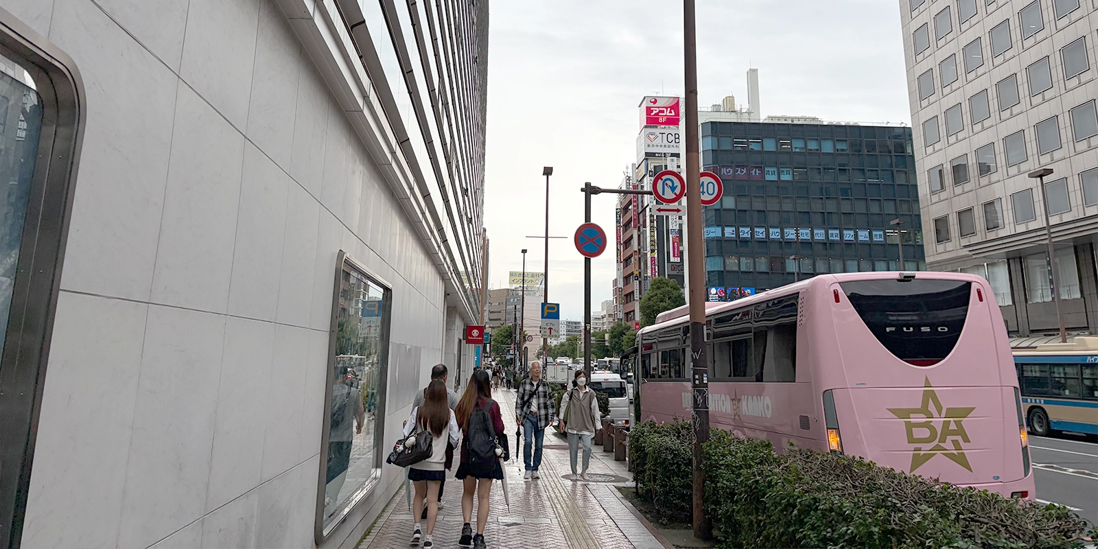 細い歩道を交差点へ向かう