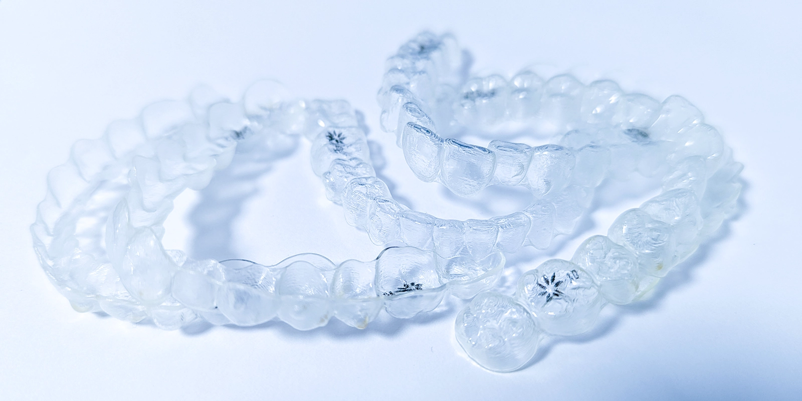 透明で目立たない取り外し可能な矯正治療