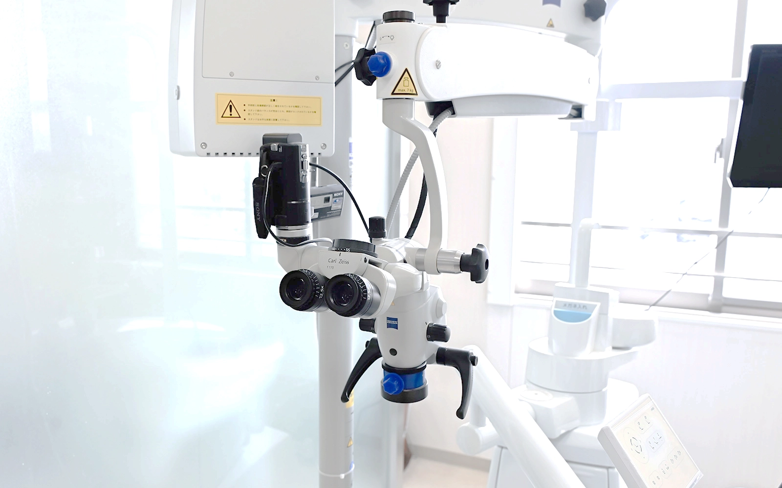 マイクロスコープによる高倍率・高照度での精密治療