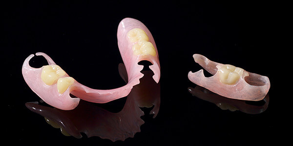 ノンクラスプ義歯(金具のない入れ歯)