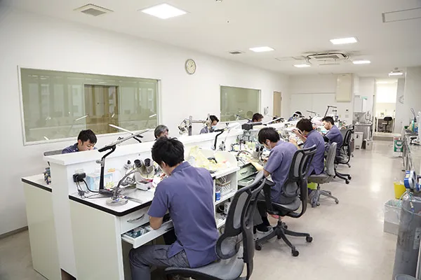 院内に技工所を併設しています